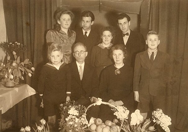 Het gezin Lentink-Hogenhout op 25 februari 1947.