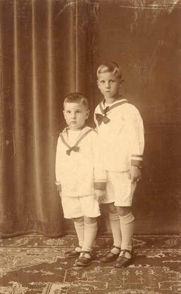 Gerrit en Karel, rond 1930.