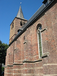 De kerk van opzij gezien.