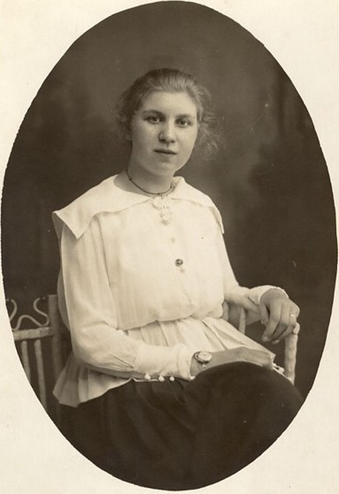 Mien Hogenhout omstreeks 1916.