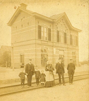 Het spoorwegstation met daarvoor o.a. het gezin Bannink-Lentink omstreeks 1892; foto beschikbaar gesteld door Wim Aalbers.